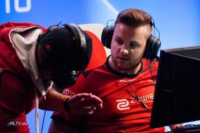 面对赛场内 面对赛场内